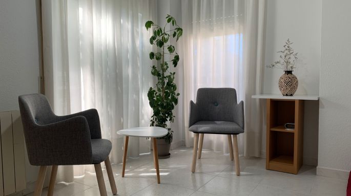 Consulta psicológica luminosa que transmite serenidad y profesionalidad.