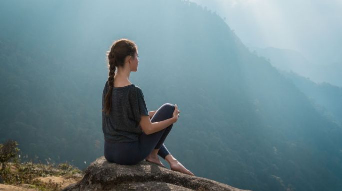 Persona observando el amanecer con serenidad, símbolo de equilibrio y esperanza interior.