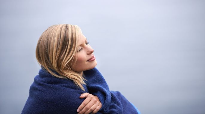 Persona con expresión de serenidad y alivio tras proceso de terapia psicológica.