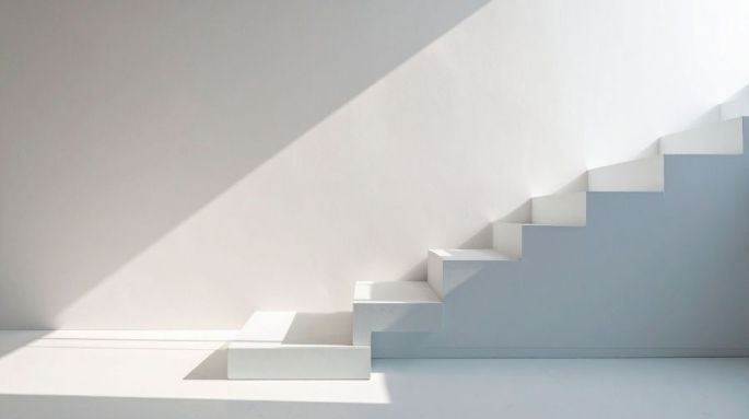 Escalera minimalista iluminada que simboliza avance paso a paso y progreso sostenido